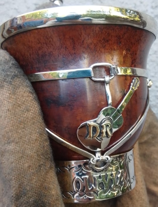 Mate con guitarra, iniciales DR y nombre Olivia - Envíos internacionales