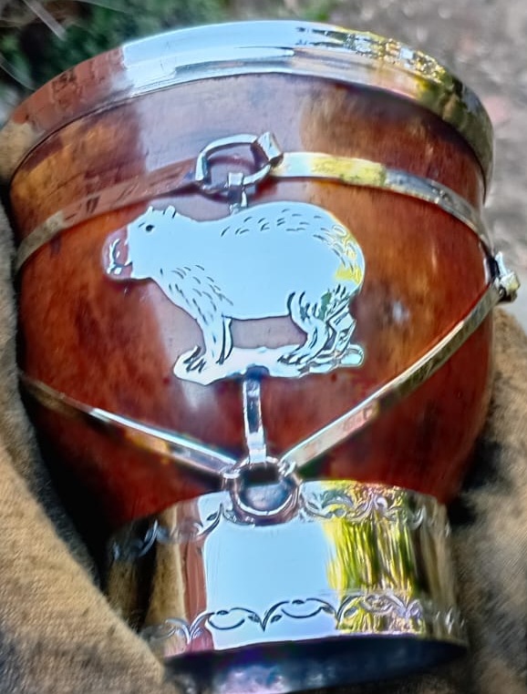 Mate con carpincho tallado en metal - Envíos internacionales